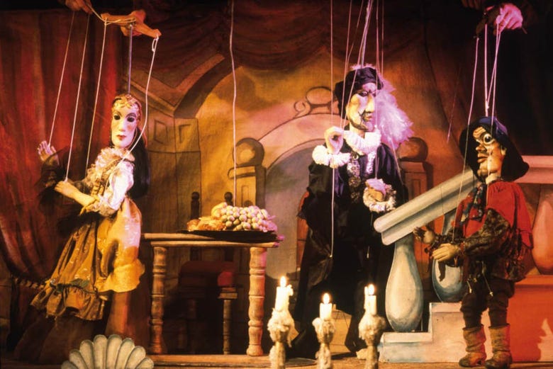 The marionettes wear traditional 18th century costumes